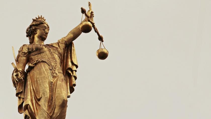 Justizia mit Waage