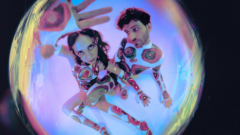 Auf dem Bild sind Bandmitglieder Mica Tenenbaum und Matthew Lewin zu sehen