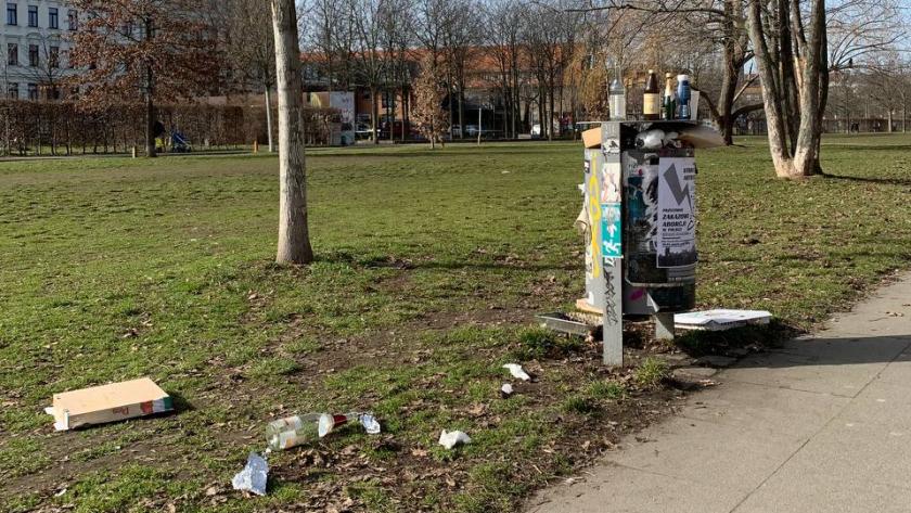 auf dem Foto ist ein überfüllter Mülleimer im Lene-Park