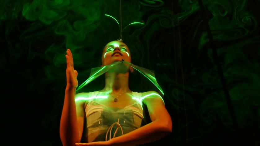 Erwartungsgemäß dominieren im Westflügel Neonfarben und fantasievolle Kostüme.