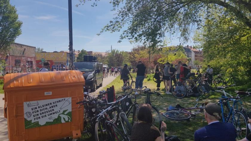 Demonstrant:innen versammeln sich im Rabet Park- von da aus solls losgehen