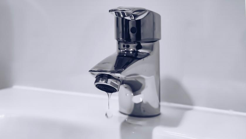 Wasserhahn mit wenigen Tropfen