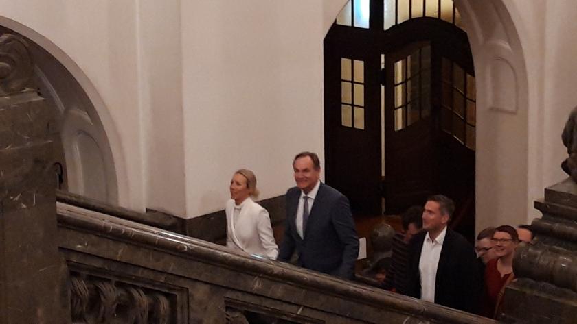 Burkhard Jungs kommt im Neuen Rathaus an