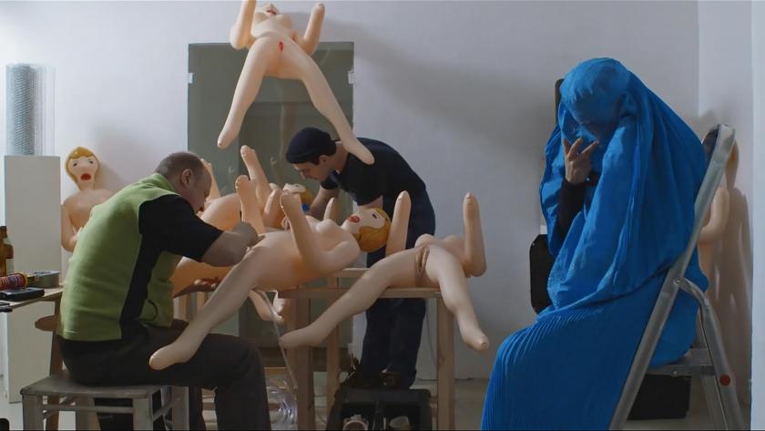 Zwischen Niqab und Sexpuppe: Narges Kalhors neuer Film spielt mit Kontrasten.