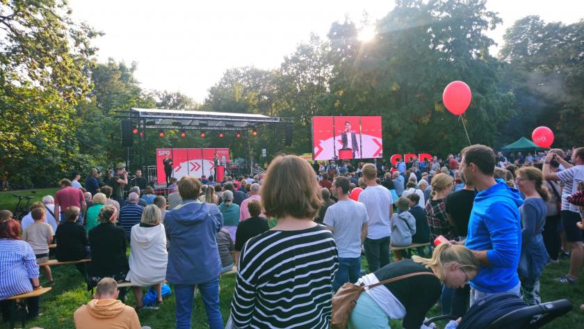 Menschen vor Bühne der SPD