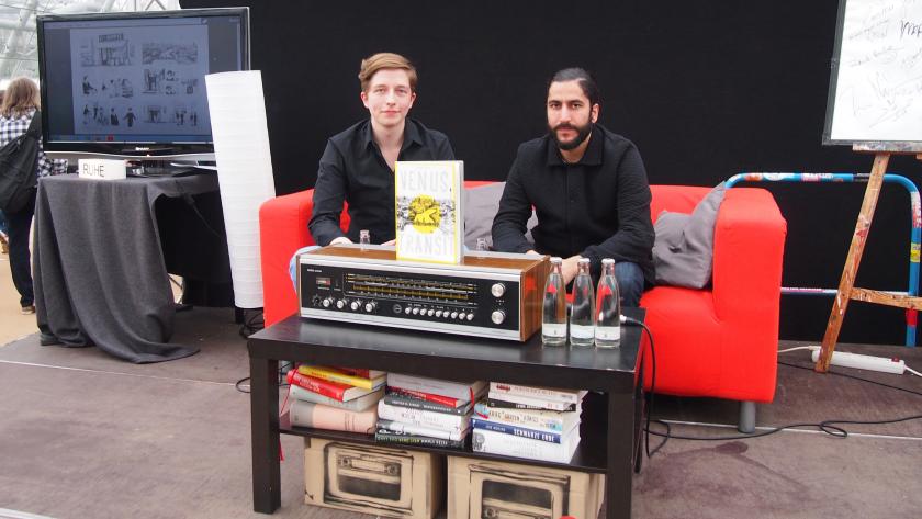 Hamed Eshrat (rechts) im Gespräch mit Redakteur Tobias Schmutzler