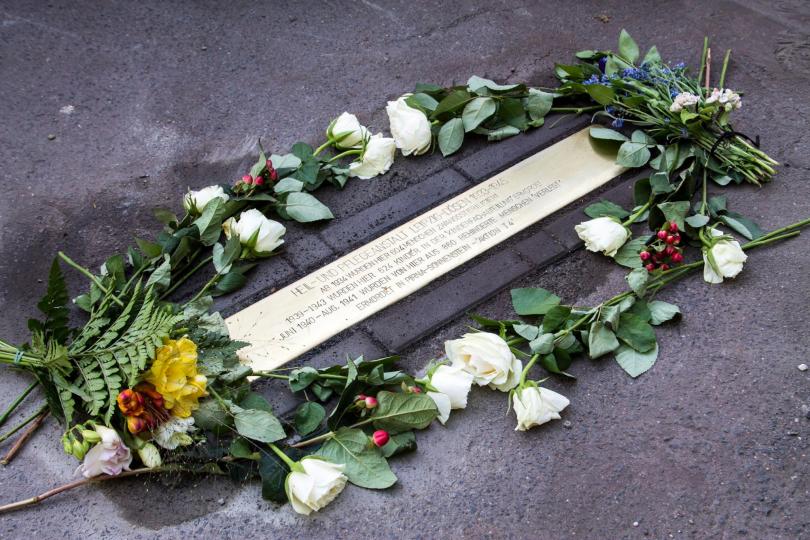 Stolperschwelle mit Blumen in Dösen unmittelbar nach der Verlegung 2016