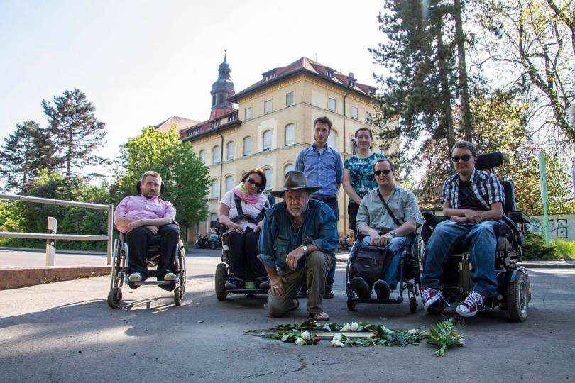 Initiative 551 plus nach der Stolperschwellen-Verlegung; Maik Tiedtke (sitzend, 1. v. l.); Stefanie Kretschmann (stehend, r.)