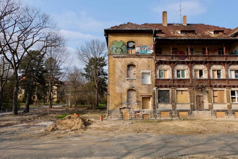 Bauschutt vor einem ehemaligen Patient*innehaus auf dem Dösener Gelände