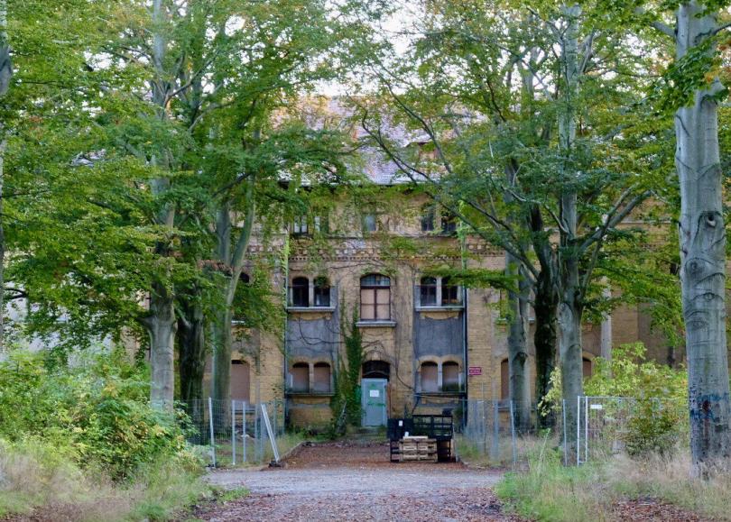 Patient*innengebäude in der ehemaligen Heilanstalt Dösen