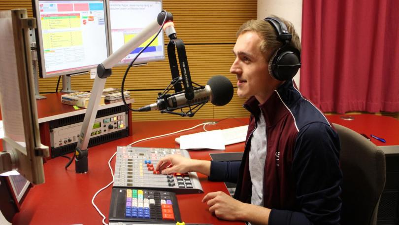 Moderator Felix Gebhardt im neuen Studio